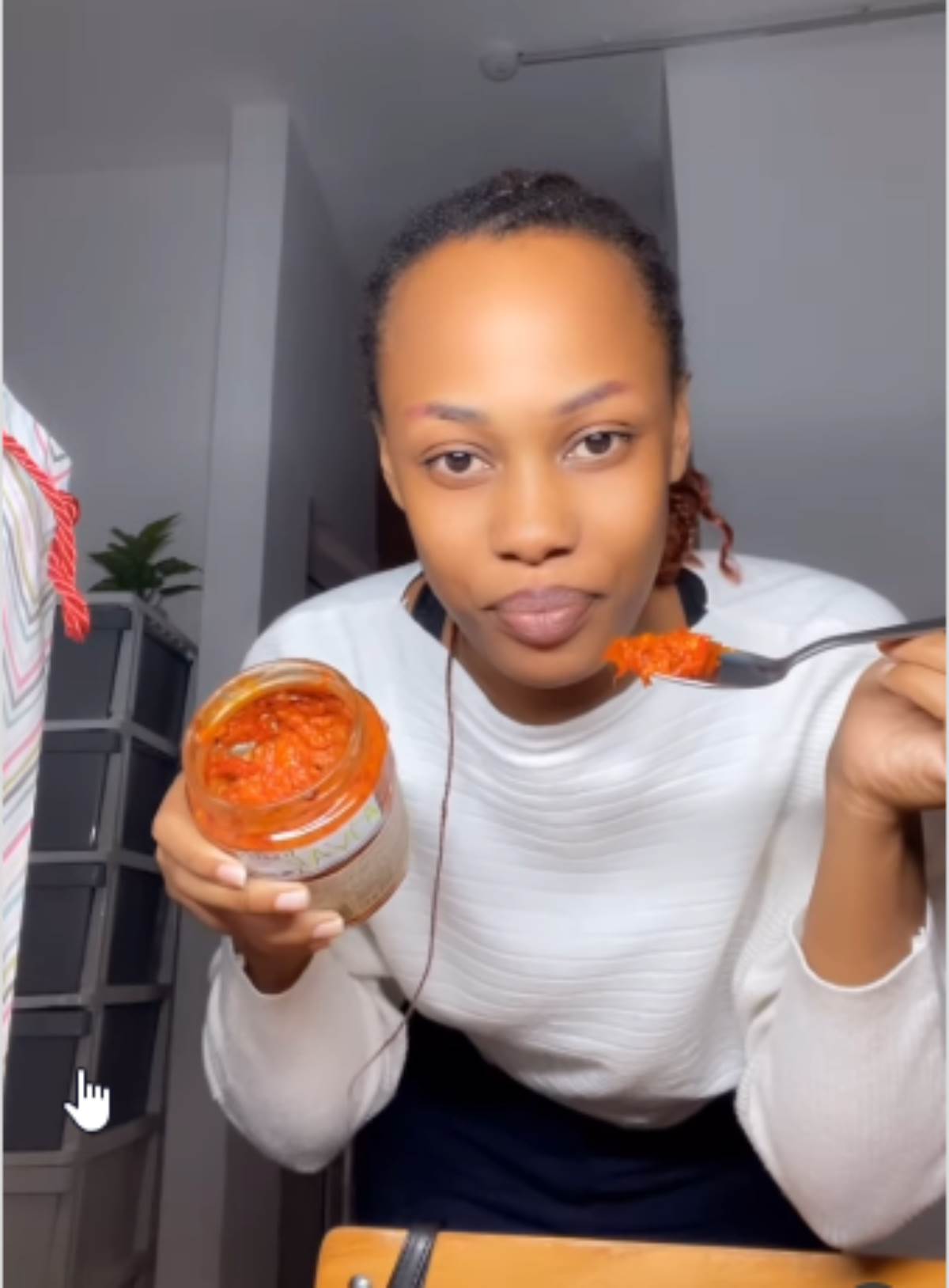 Džulijan Abasa iz Ugande prvi put proba ajvar | Lepa i srećna Džulijan Abasa iz Ugande prvi put proba ajvar | Lepa i srećna