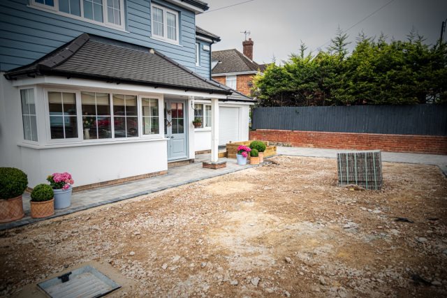 Čime je najbolje nasuti dvorište? Evo šta se najviše isplati u Srbiji, a da ste mirni godinama