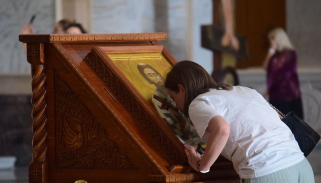 Koliko novca treba ostaviti kao prilog u crkvi? Mnogi ne znaju pravila celivanja ikone, a ovo je najveća greška