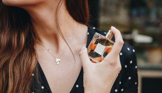 Najlepši parfemi za leto 2026: Moderne dame biraju svežinu, eleganciju i zavodljivost