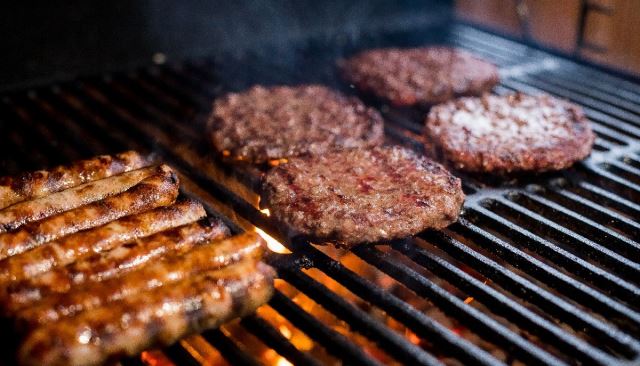 Koliko mesa treba za roštilj: Kojim redom se peku krmenadle, vešalice, pljeskavice i ćevapi?