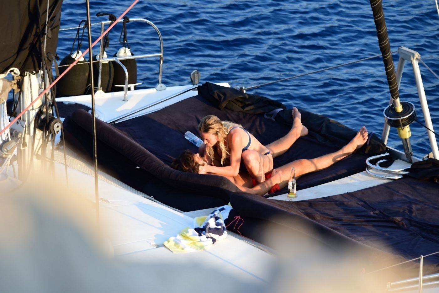 Džan Jaman i Dileta Leota u strasnom zagrljaju na moru