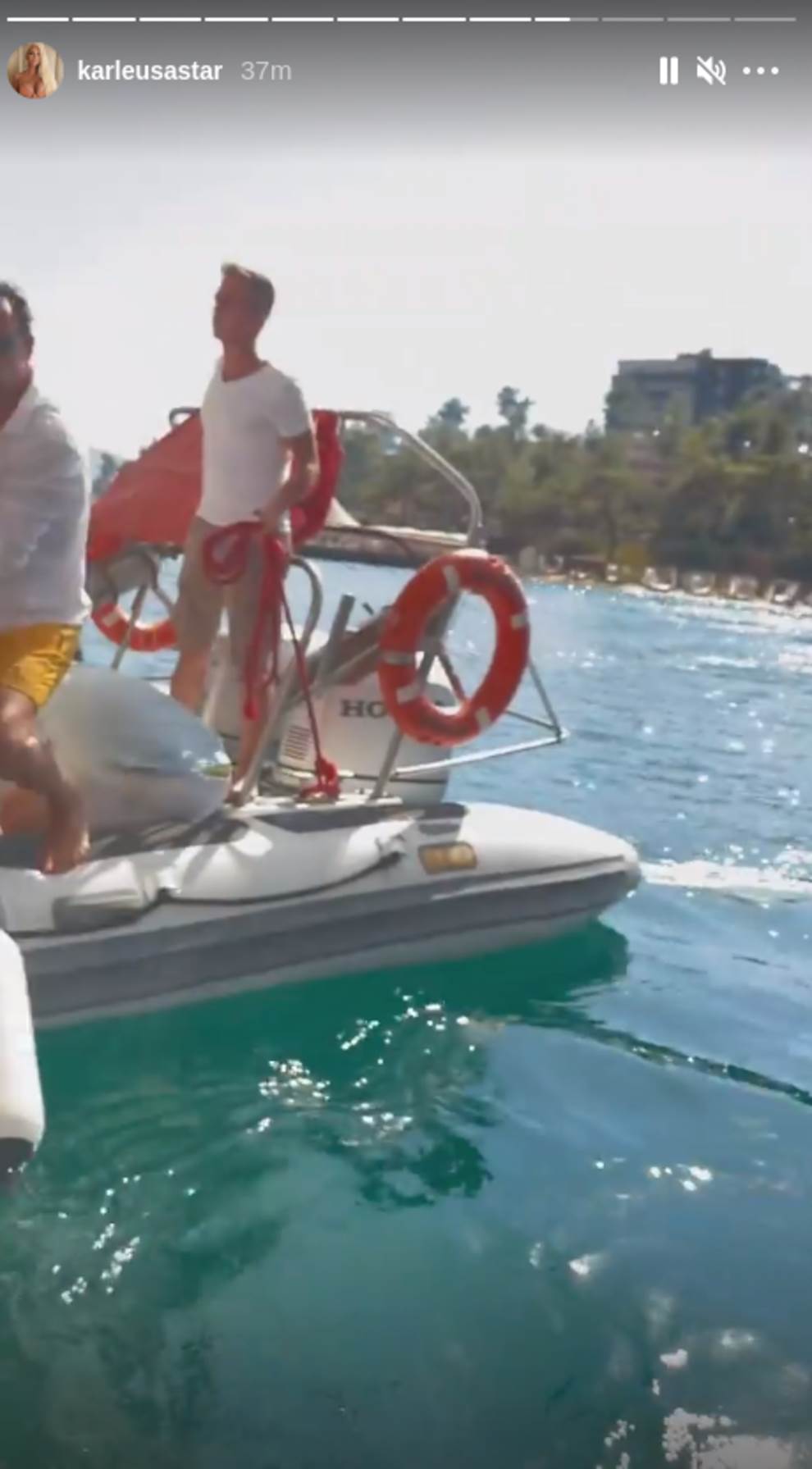 Jelena Karleuša sa ćerkama Atinom i Nikom hitno evakuisana iz hotela