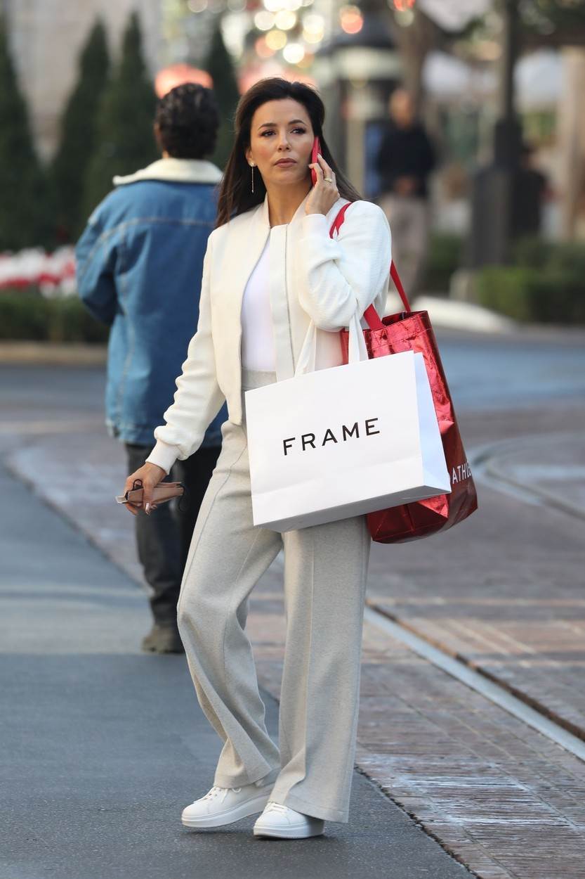 Eva Longorija u šopingu u savršenoj odevnoj kombinaciji