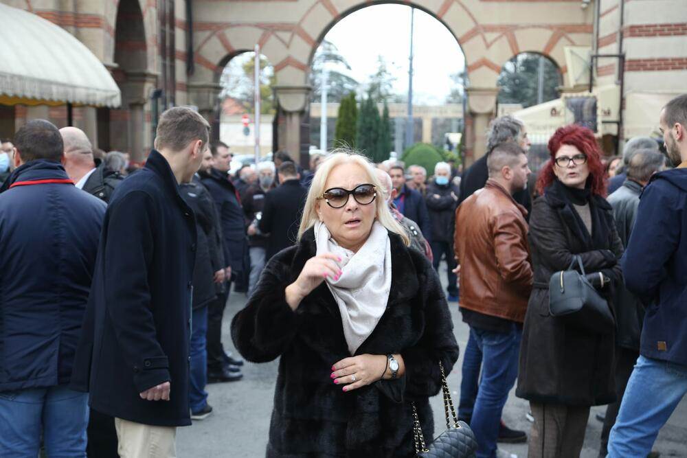 Gordana Saulic na sahrani Milutina Mrkonjia.jpg