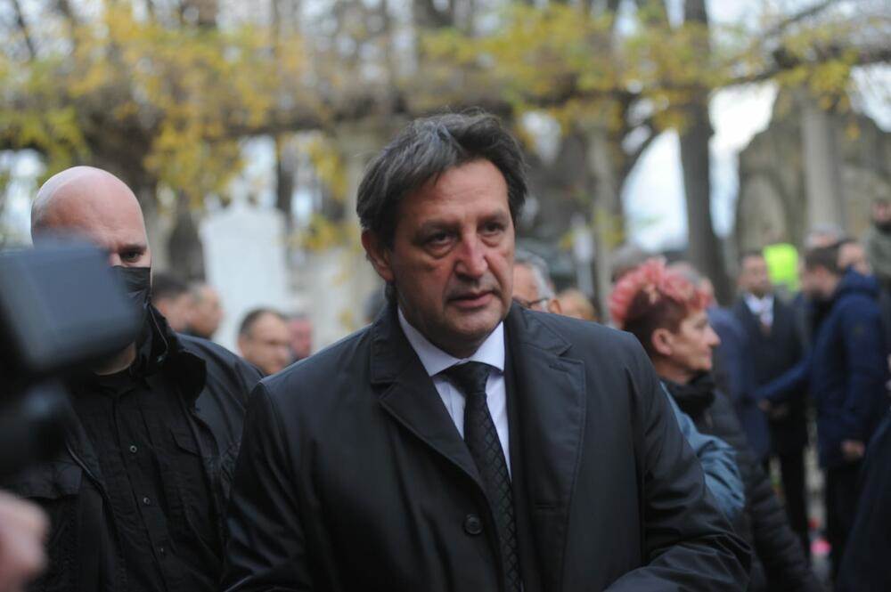 Bata Gasic na sahrani Milutina Mrkonjica.jpg