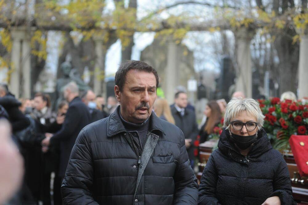 Dragan Kojic Keba i supruga Olja na sahrani Milutina Mrkonjica.jpg