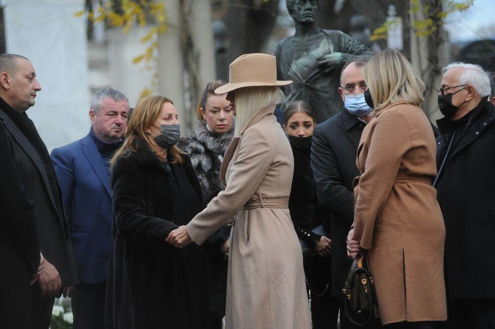 Jelena Karleusa izjavljuje saucesce Ani Bekuti na sahrani Milutina Mrkonjica.jpg