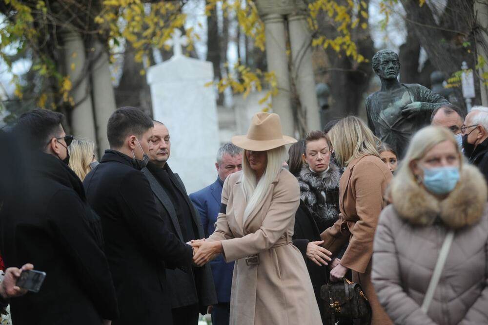 Jelena Karleusa izjavljuje saucesce na sahrani Milutina Mrkonjica.jpg