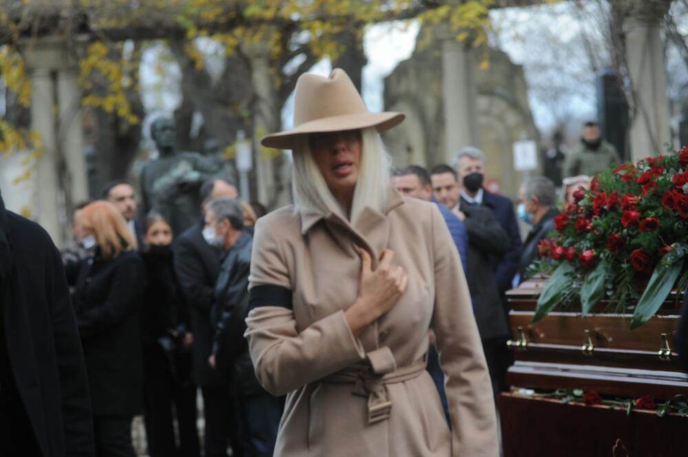 Jelena Karleusa na sahrani Milutina Mrkonjica.jpg