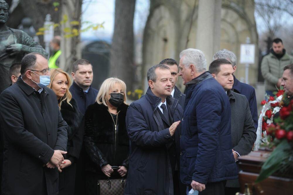 Toma Nikolic i Ivica Dacic na sahrani Milutina Mrkonjica.jpg
