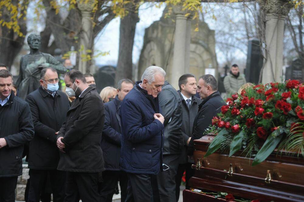 Toma Nikolic se krsti na sahrani Milutina Mrkonjica.jpg