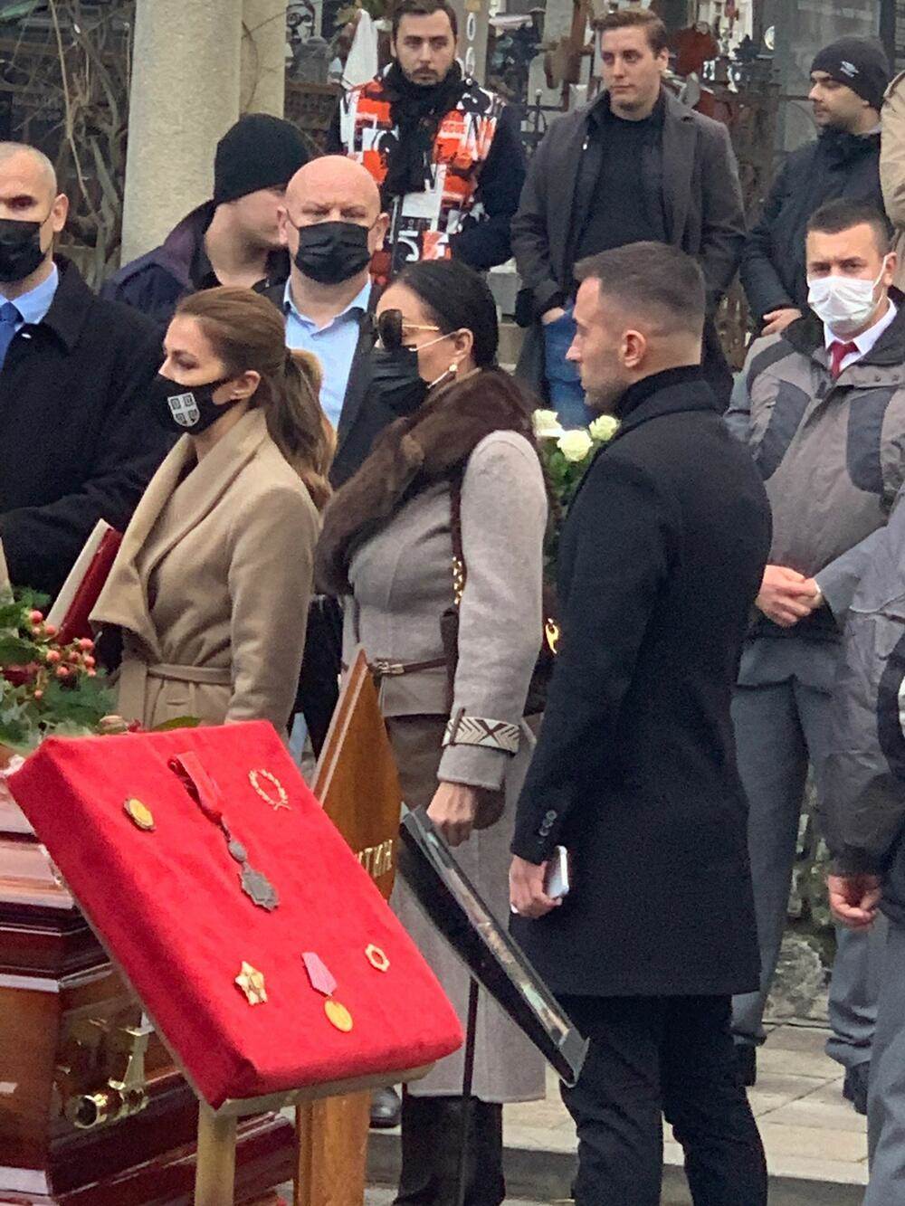 Ceca Raznatovic na sahrani Milutina Mrkonjica uz ozaloscene.jpg