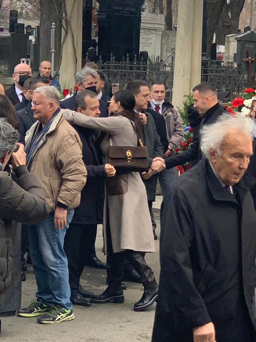 Ceca Raznatovic na sahrani Milutina Mrkonjica izjavljuje saucesce.jpg