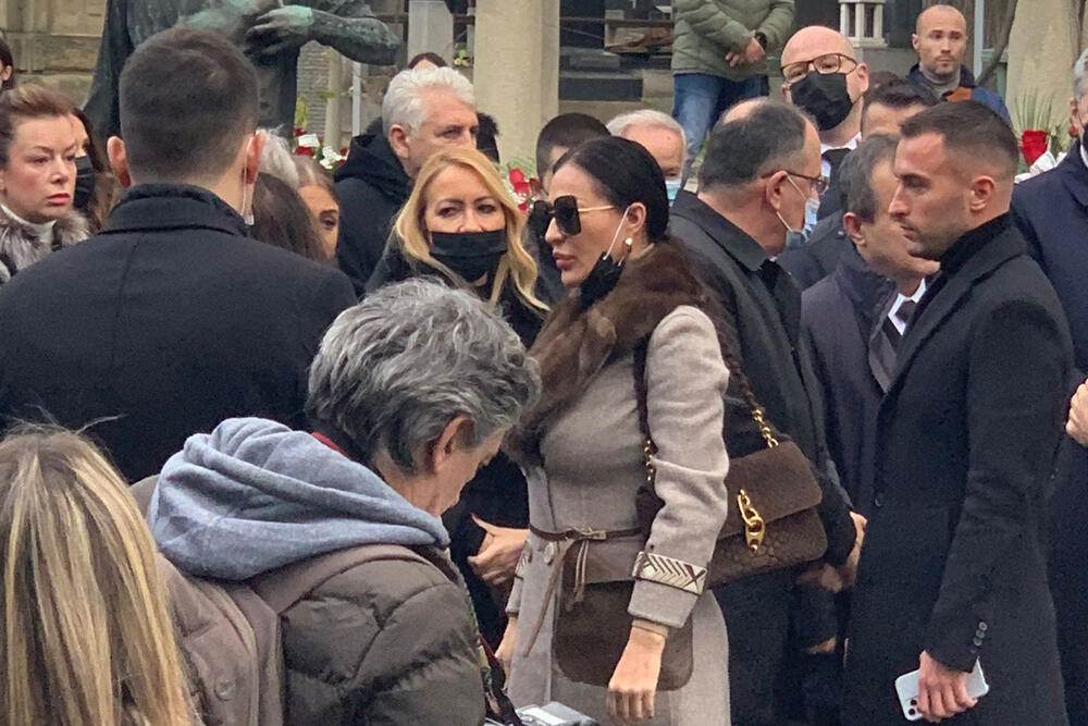 Ceca Raznatovic na sahrani Milutina Mrkonjica.jpg