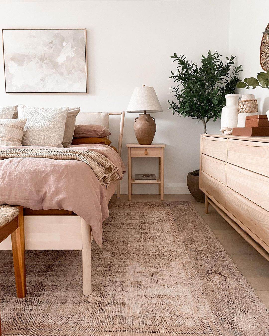 Spavaća soba, krevet i komoda