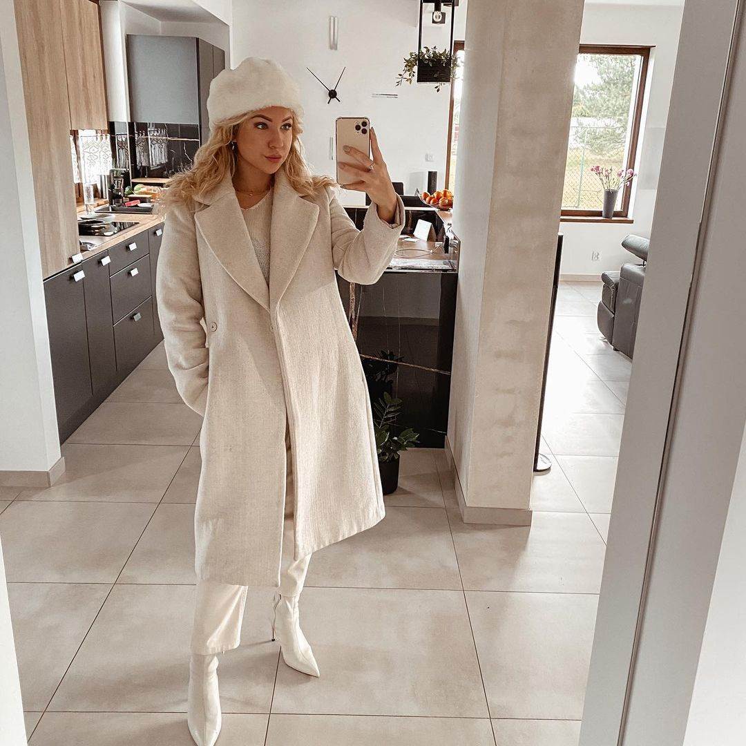 All white kombinacija - uključujući i bele čizme.