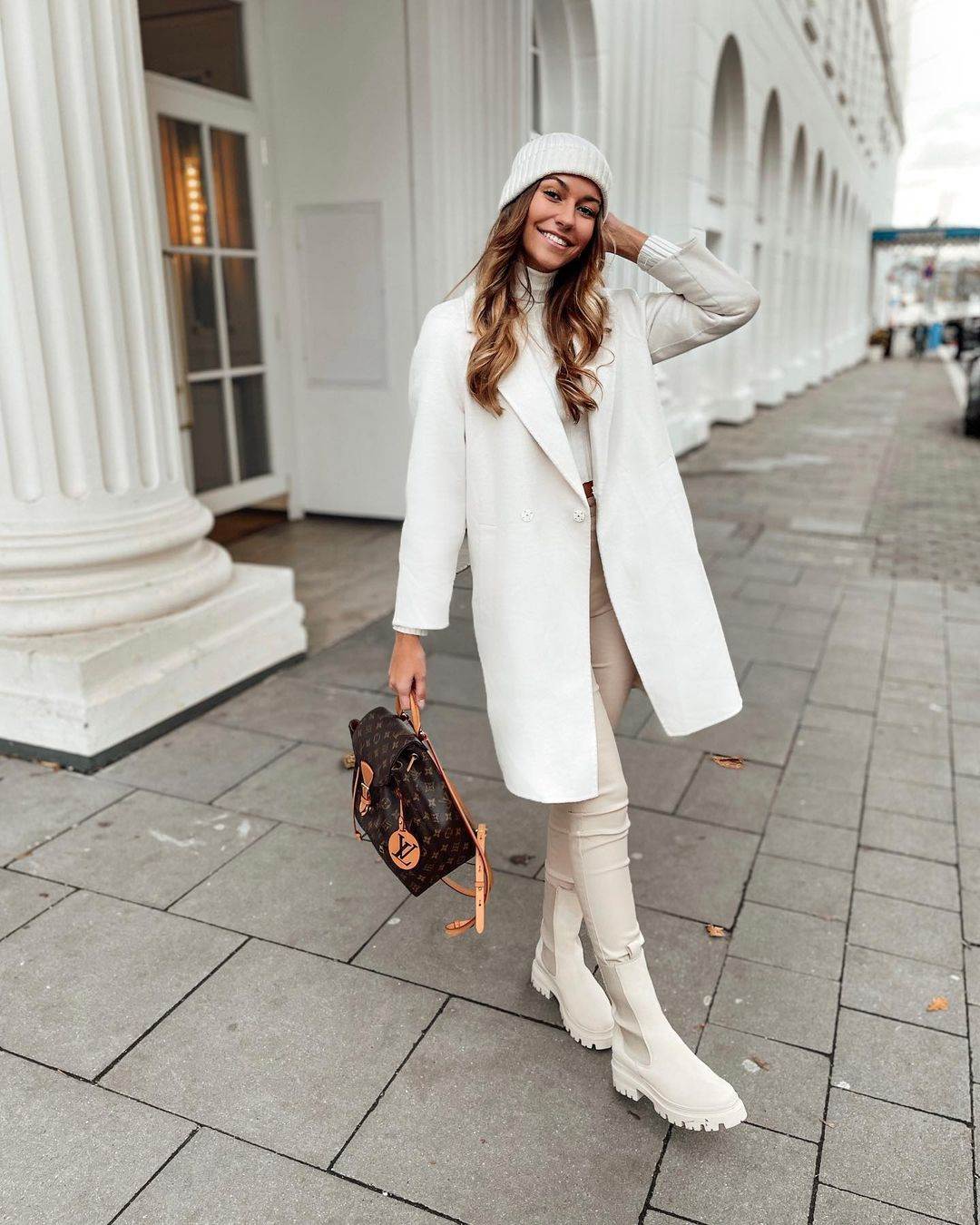 Sportska kombinacija sa belim čizmama.