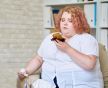 gojazna zena jede kolac