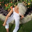 Žena u 55 godini postala mode zbog sede kovrdžave kose