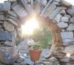 Kapije i zidovi od kamena: prirodan dizajn za vaše dvorište i baštu