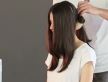 Saveti frizera: kako da napravite letnju opuštenu punđu uz pomoć sunđeraste gumice za kosu (FOTO+VIDEO)