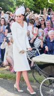 Modni trenutak: Kejt Midlton prelepa u belom na krštenju ćerke Šarlote (FOTO)