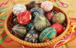 Žena prodaje farbana jaja za Uskrs vezuje zavojem