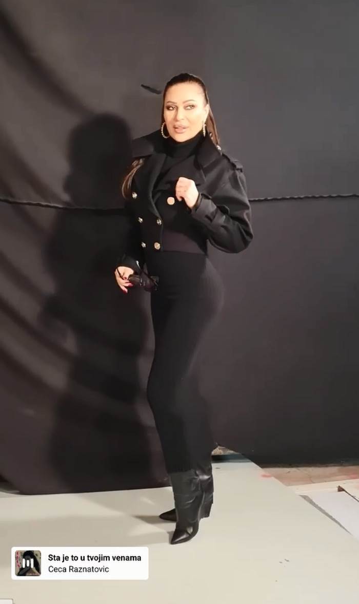 ceca crne cizme.jpg