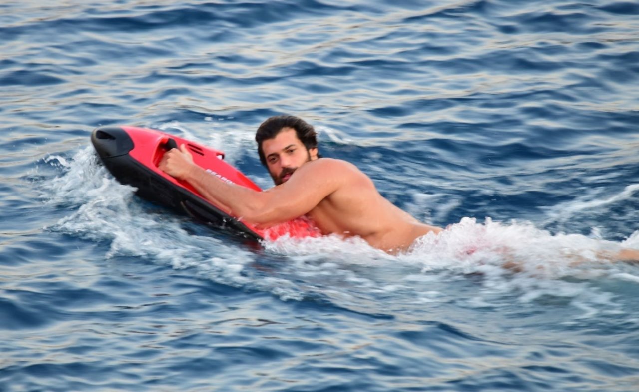 Džan Jaman i Dileta Leota u strasnom zagrljaju na moru