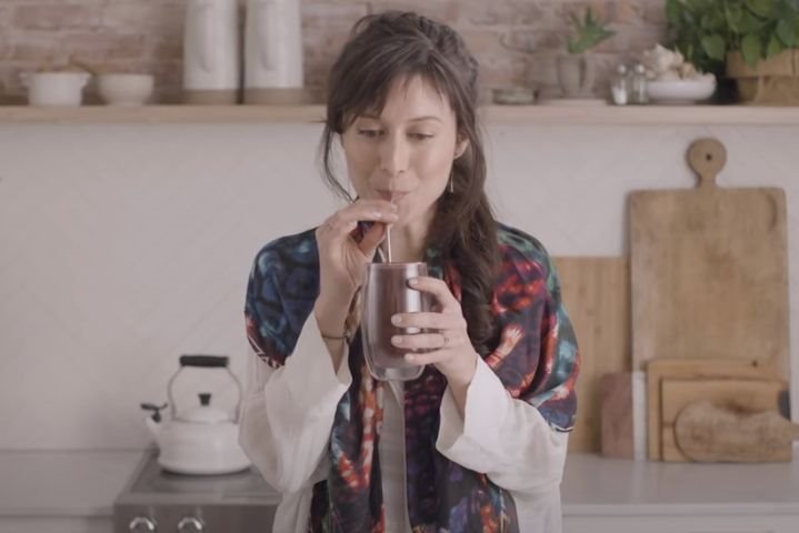 zena pije smuti.jpeg