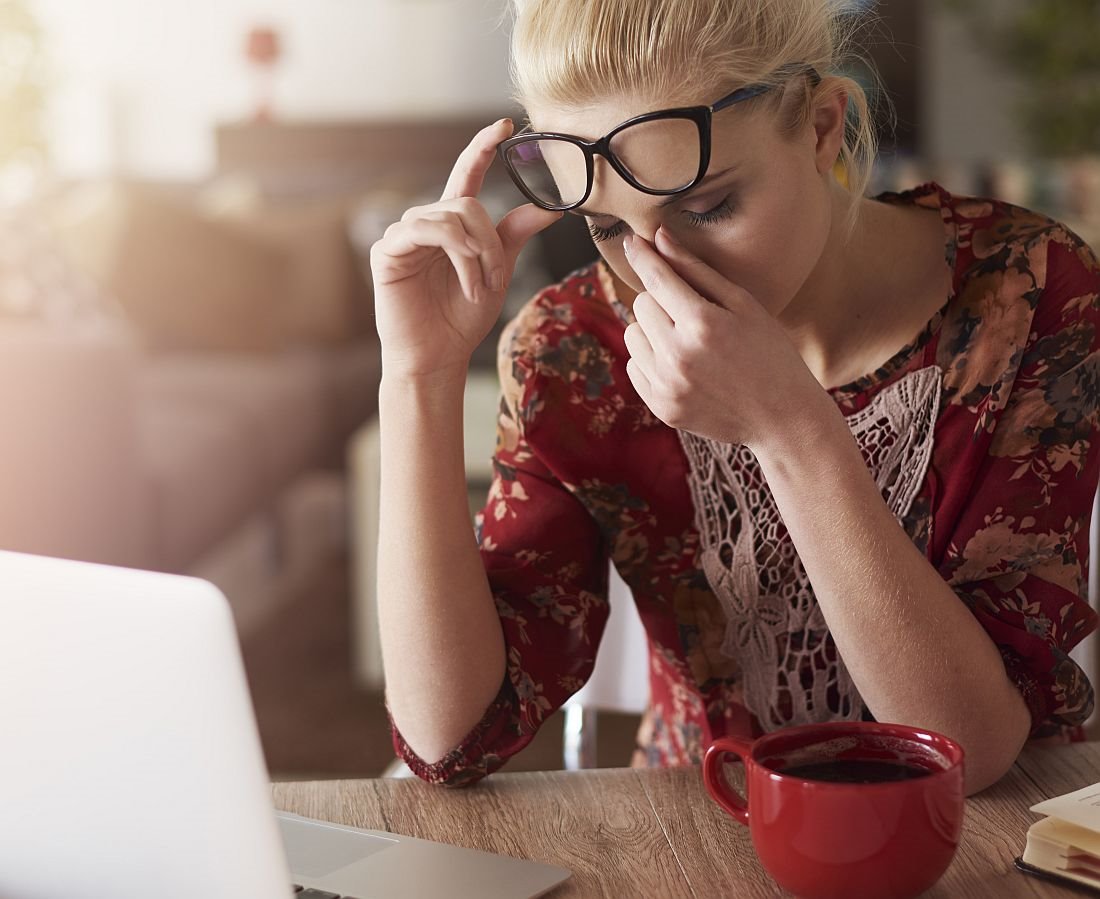 umorna zena trlja oci