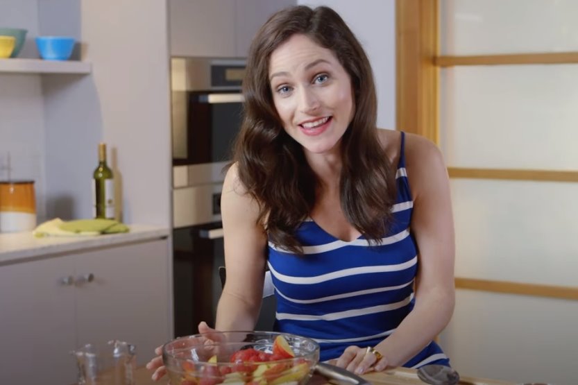 zena sprema vocnu salatu