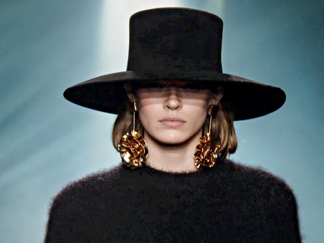 Moderna žena sa šeširom