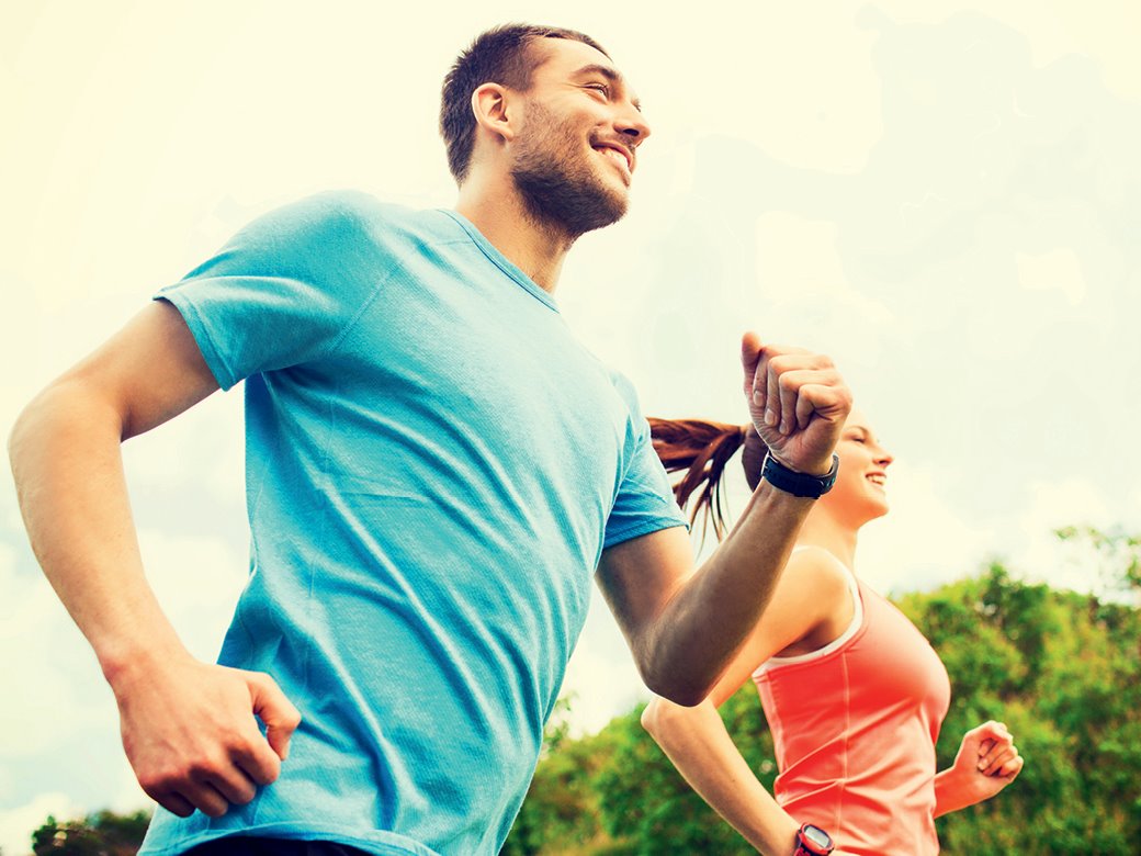 muškarac i žena trče