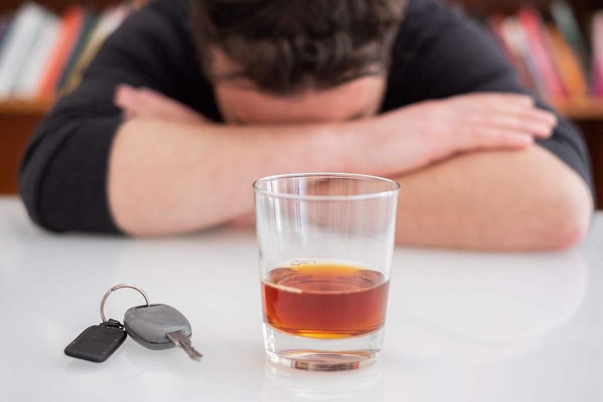 covek glava na stolu pice kljuc auta 0433041538.jpg