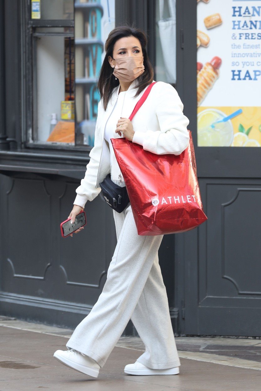 Eva Longorija u šopingu u savršenoj odevnoj kombinaciji