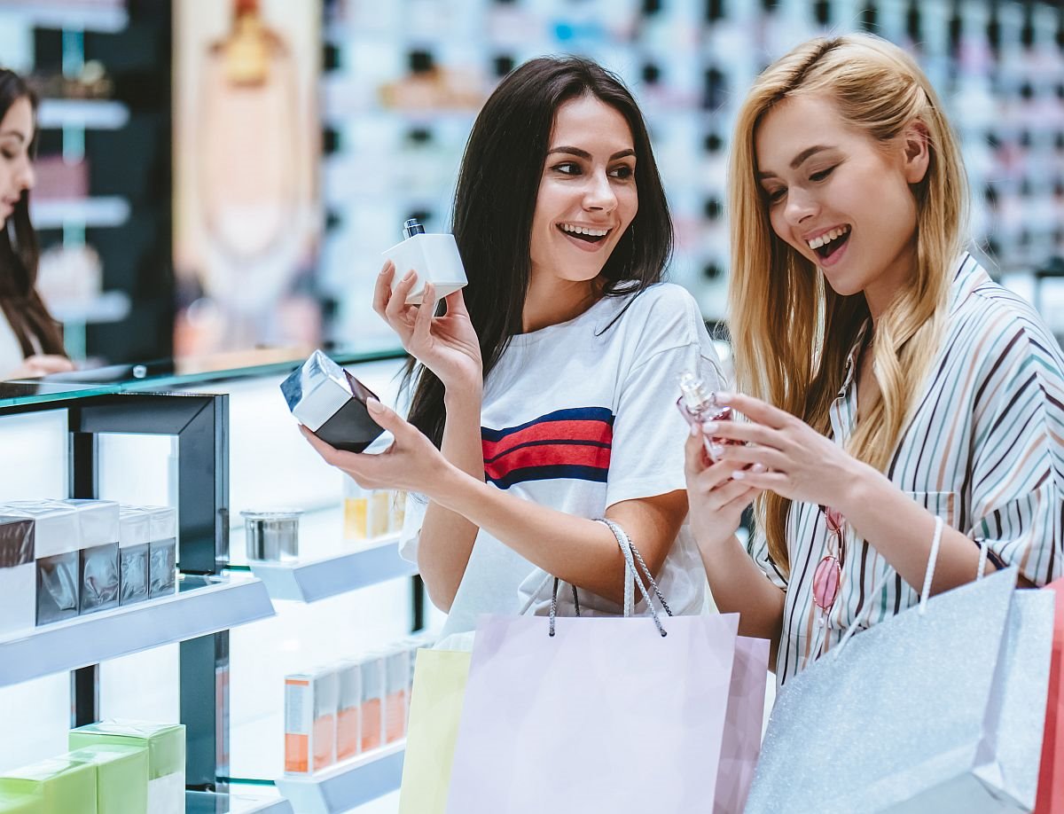 dve devojke kupuju parfeme