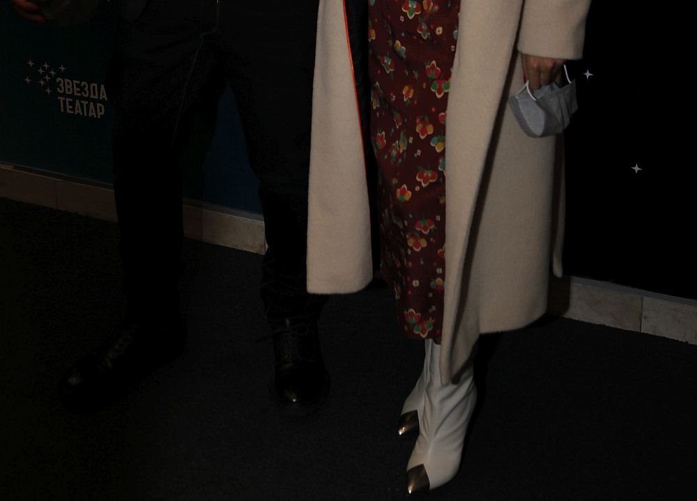 Jovana Joksimovic u belim čizmama