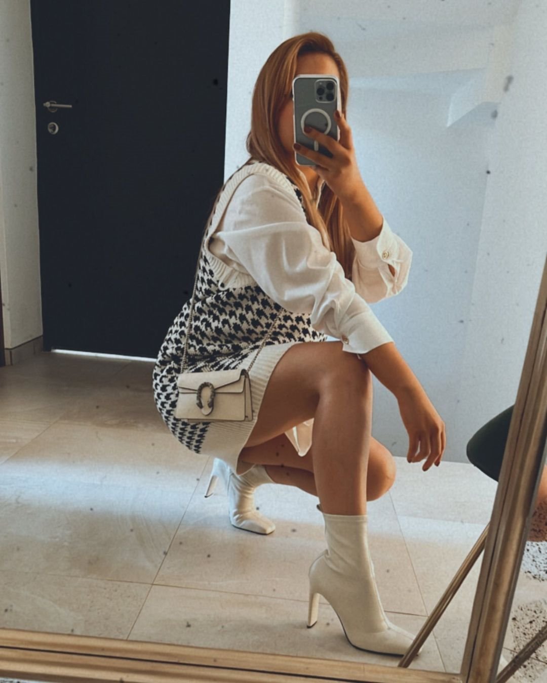 Bele čizme i crno-bela haljina.