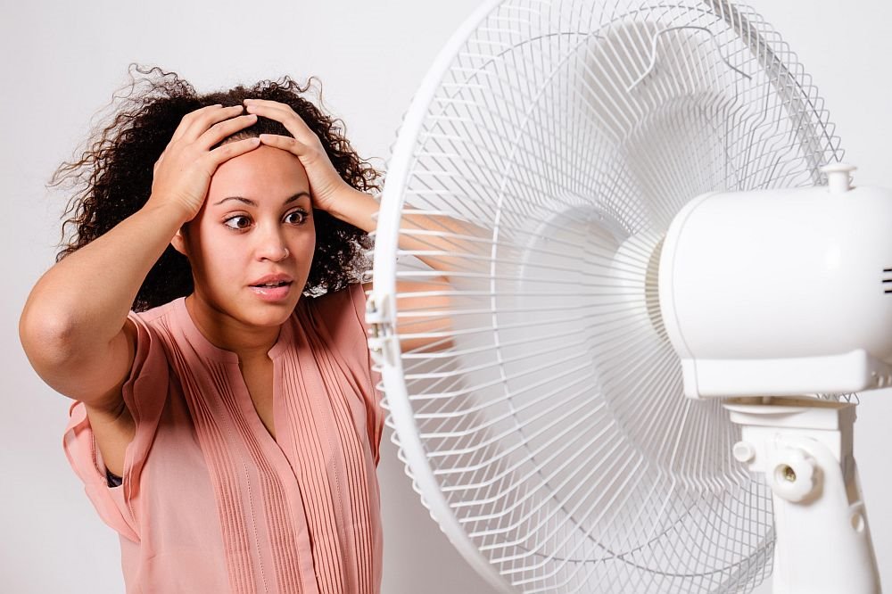 zena pati od prekomernog znojenja