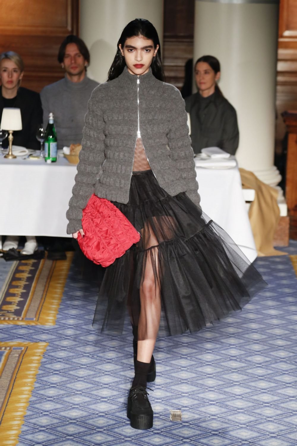 moderna svečana haljina za Novu godinu