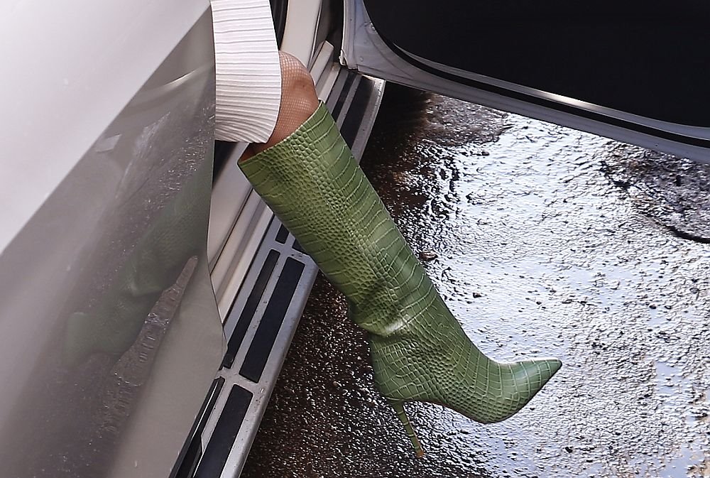 ceca u zelenoj jakni na snimanju zvezde granda