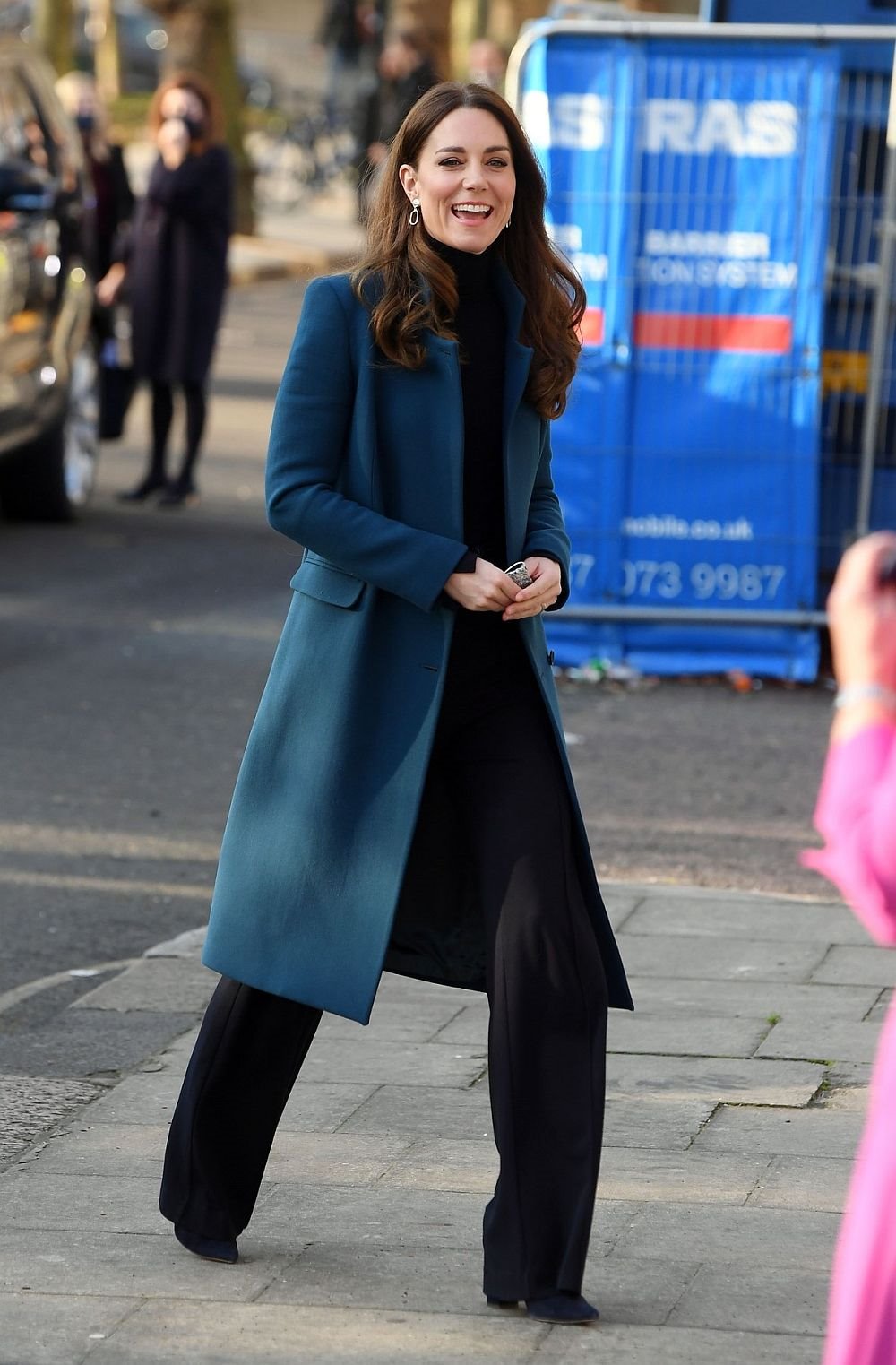 plavi kaput kejt midlton 0654395384.jpg