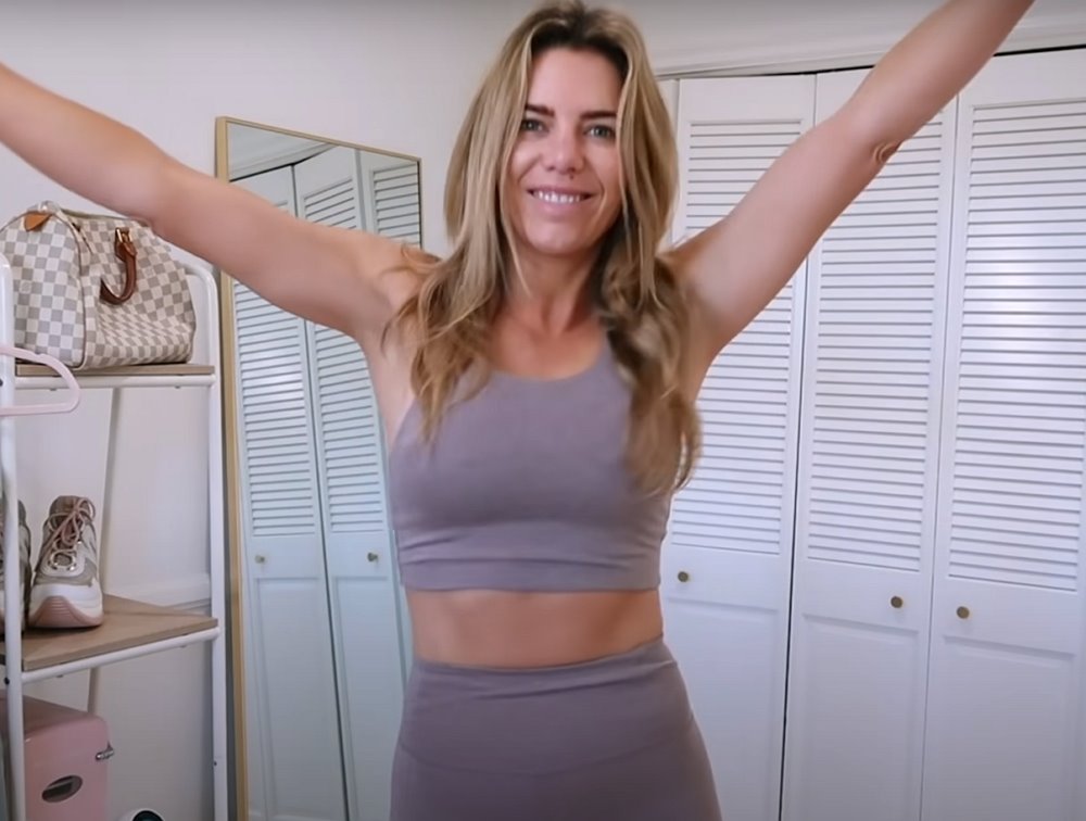 zena rasirenih ruku.jpg