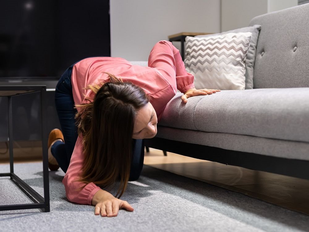 zena trazi izgubljene naocare