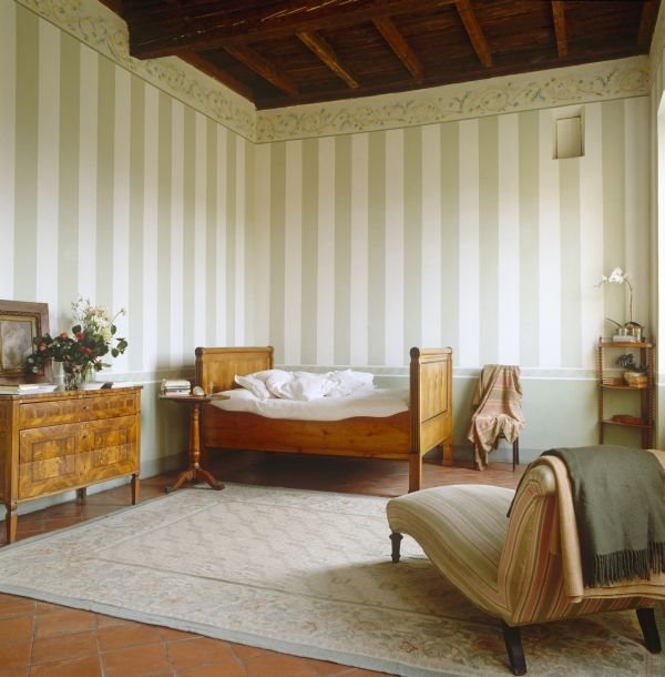 Dekoracija zida vertikalnim prugama