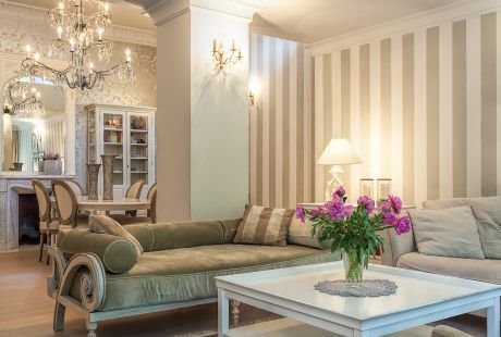 Dekoracija zida vertikalnim prugama