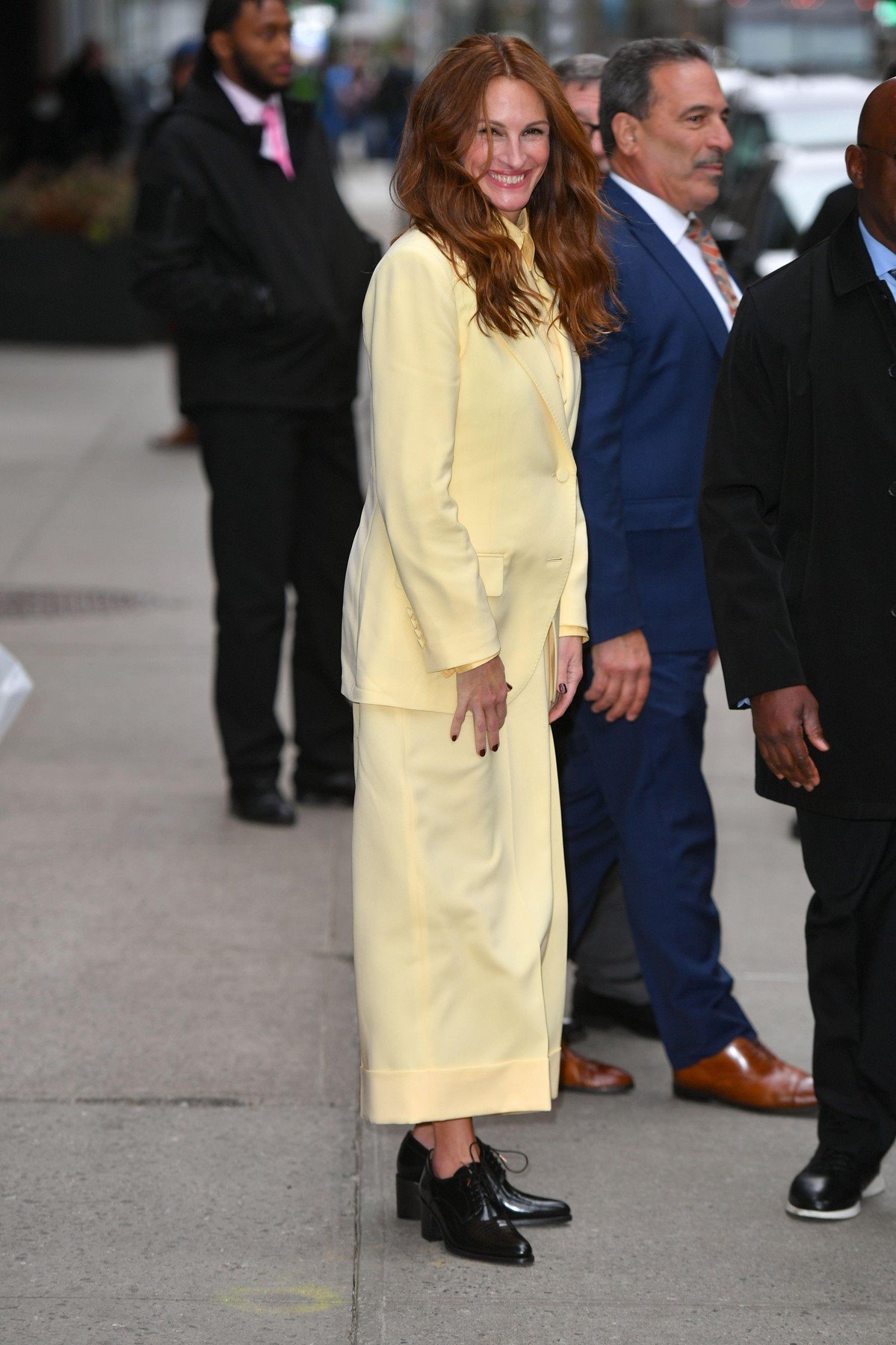 Džulija Roberts u žutom odelu