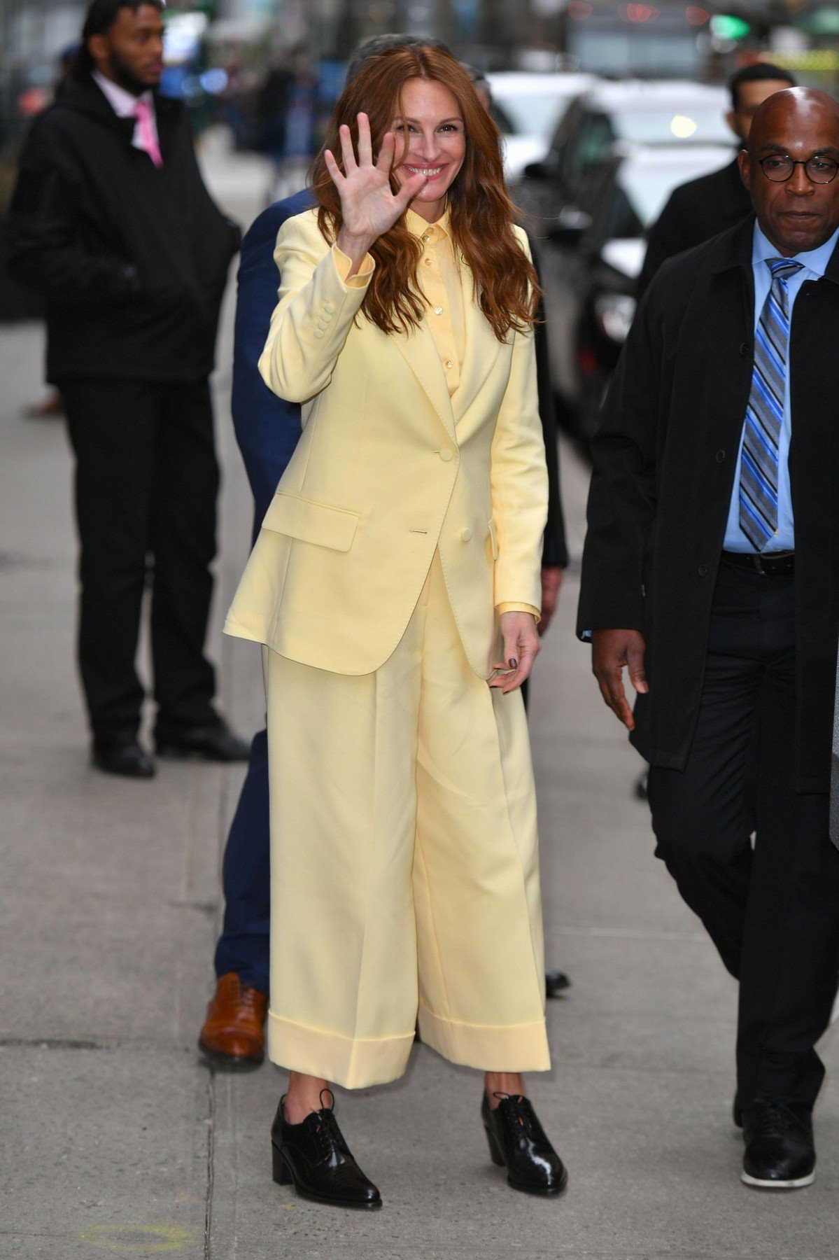 Džulija Roberts u žutom odelu